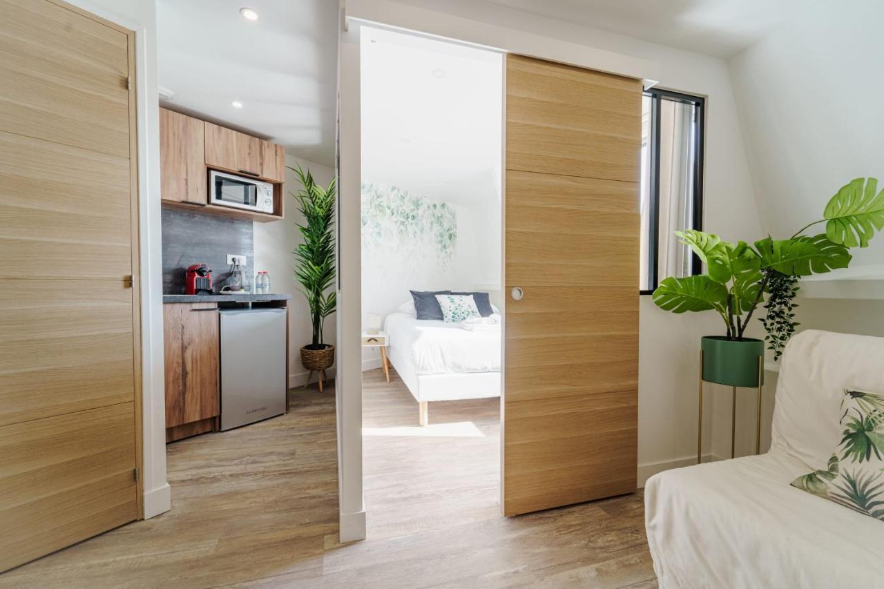 Parisian Flat With Eiffel Tower View Apartment Exterior photo